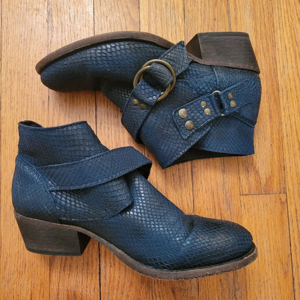 Free People 7.5 Tortuga Blue Snakeskin Embossed‎ Leather Moto Ankle Boots 38